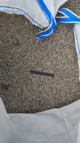 Kamenclub.ru: Галька речная окат (серая) фр.3-5 мм купить  в Ярославле галька речная серая бежевый темно-серый окатанный речной камень округлый 9500 руб/т   фото КАМЕНЬ КЛУБ