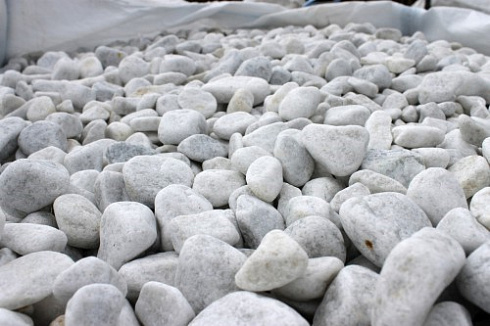 Kamenclub.ru: Мраморная крошка (щебень галтованный белый), фр.20-40 мм.  купить в Ярославле мрамор белый бежевый молочный мраморный щебень декоративный 17000 руб/т   фото КАМЕНЬ КЛУБ