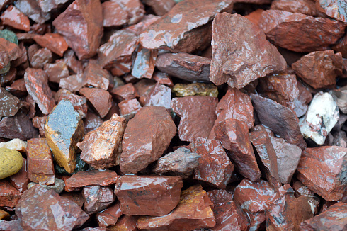 Kamenclub.ru: Щебень крошка красный (ЯШМА) фр. 5-10 мм.  купить в Ярославле крошка каменная яшмы красный, бордовый, темно-красный декоративная крошка ландшафтная каменная яшмоидная 8500 руб/т   фото КАМЕНЬ КЛУБ