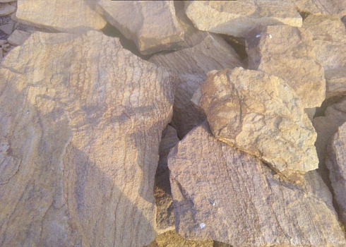 Kamenclub.ru: Песчаник пластушка "фонтанка" желтая (3,0 - 5,0 см)  купить в Ярославле песчаник желтая, рыжий, желтый песчаник колотый рваный со сколом облицовочный 16200 руб/м3   фото КАМЕНЬ КЛУБ