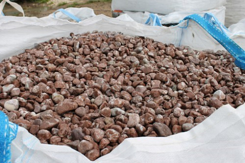 Kamenclub.ru: Мраморная крошка (щебень галтованный розовый) фр.10-20 мм.  купить в Ярославле мрамор розовый, красный ландшафтный декоративный окатанный округлый щебень 15000 руб/т   фото КАМЕНЬ КЛУБ