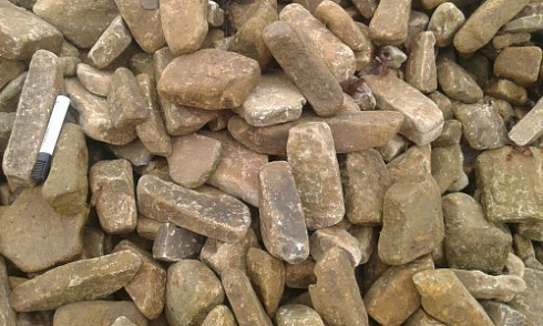 Kamenclub.ru: Песчаник для строительства и кладки блочный (фр 100-200 мм)  купить в Ярославле песчаник бежевый серый рыжий валун мелкий для строительства песчаник 6500 руб/т   фото КАМЕНЬ КЛУБ