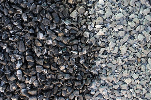 Kamenclub.ru: Щебень галтованный черный (мрамор) фр.10-20 мм.  купить в Ярославле мрамор черный с белыми прожилками, черный, белый окатанный округлый ландшафтный декоративный щебень 15000 руб/т   фото КАМЕНЬ КЛУБ