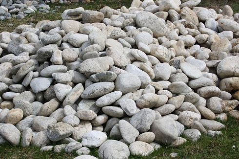 Kamenclub.ru: Бело-серый валунчик фр.100-300 мм.  купить в Ярославле крупный камень для ландшафта серый, белый бело-серый валун крупная галька 4500 руб/т   фото КАМЕНЬ КЛУБ