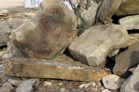 Kamenclub.ru: Песчаник плиты - плахи - пошаговые дорожки (фр. 70-150 мм)  купить в Ярославле песчаник серый бежевый желтый зеленый колотый песчаник строительный 6500 руб/т   фото КАМЕНЬ КЛУБ