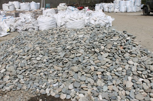 Kamenclub.ru: Галька речная плоская (ассорти) фр. 70-150 мм. купить  в Ярославле галька галечник серый белый темно-серый синий светло-серый плоская природная галька  9000 руб/т   фото КАМЕНЬ КЛУБ