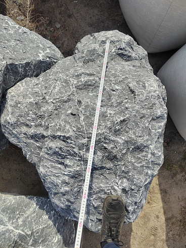 Kamenclub.ru: Черный мрамор скальник фр. 1000-1500 мм.  купить в Ярославле мрамор черный белый серый крупный колотый валун ландшафтный 9000 руб/т   фото КАМЕНЬ КЛУБ