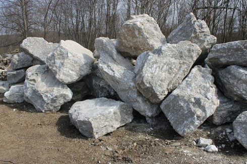 Kamenclub.ru: Мраморизированный известняк фр.500-1500 мм.  купить в Ярославле    10000 руб/т   фото КАМЕНЬ КЛУБ