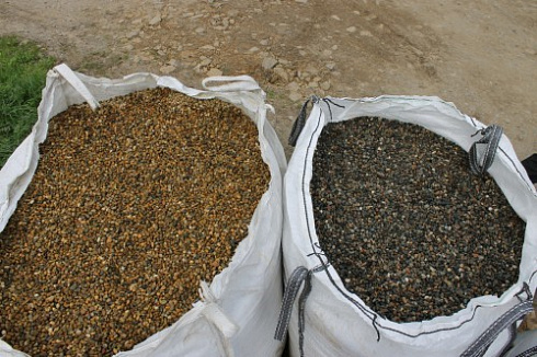 Kamenclub.ru: Галька окат (серо-желтая) фр.10-20 мм. купить  в Ярославле галька серо-желтая, рыжая, серый речная окатанная округлая галька 5000 руб/т   фото КАМЕНЬ КЛУБ