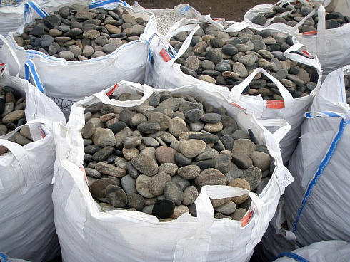 Kamenclub.ru: Галька речная плоская (ассорти) фр. 100-200-300 мм. купить  в Ярославле галька плоская разноцветная серый белый темно-серый синий речная галька ландшафтная 8000 руб/т   фото КАМЕНЬ КЛУБ