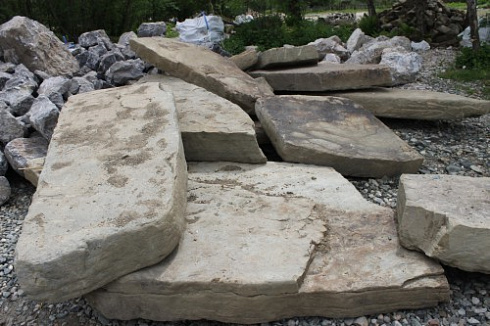 Kamenclub.ru: Песчаник плиты - плахи - пошаговые дорожки (фр. 70-150 мм)  купить в Ярославле песчаник серый бежевый желтый зеленый колотый песчаник строительный 6500 руб/т   фото КАМЕНЬ КЛУБ