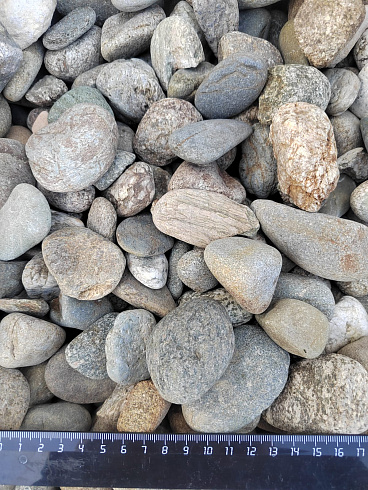 Kamenclub.ru: Галька речная окат (пестрая) фр. 20-40 мм. купить  в Ярославле галька речная пестрая, серая, серые оттенки галька речная окатанная округлая 5000 руб/т   фото КАМЕНЬ КЛУБ