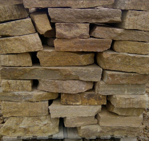 Kamenclub.ru: Песчаник пластушка желтый с рисунком (7-15 см)  купить в Ярославле плитняк - пластушка - бут желтый песчаник 10200 руб/м3   фото КАМЕНЬ КЛУБ