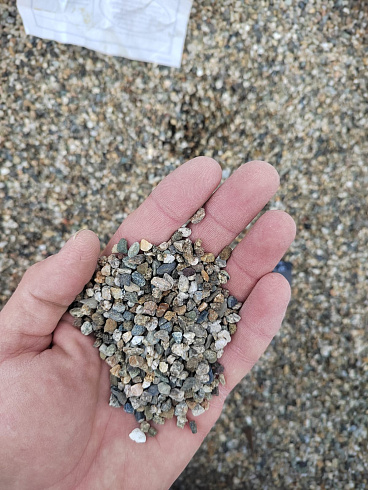 Kamenclub.ru: Галька речная окат (серая) фр.3-5 мм купить  в Ярославле галька речная серая бежевый темно-серый окатанный речной камень округлый 9500 руб/т   фото КАМЕНЬ КЛУБ