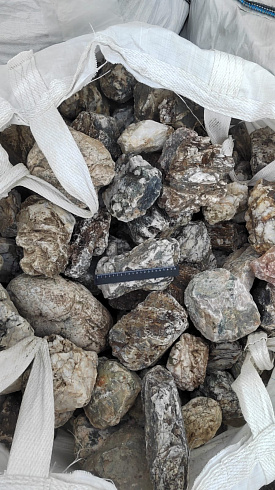 Kamenclub.ru: Кварцевый валунчик фр.100-300 мм.  купить в Ярославле кварц белый, бежевый молочный рыжий крупный природный камень галечник 7850 руб/т   фото КАМЕНЬ КЛУБ