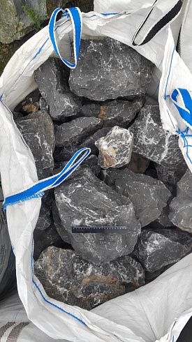 Kamenclub.ru: Черный мрамор скальник фр. 100-500 мм.  купить в Ярославле мрамор черный белый серый крупный колотый валун ландшафтный 8500 руб/т   фото КАМЕНЬ КЛУБ