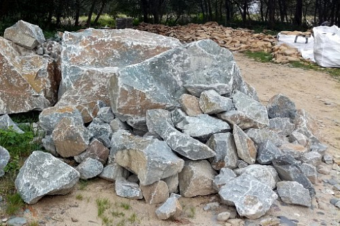 Kamenclub.ru: Гранит скальник (серо-зеленый) фр. 500-1500 мм.  купить в Ярославле гранит мрамор  серый зеленый темно-серый глыба скальная колотая ландшафтная 7 500 руб/т   фото КАМЕНЬ КЛУБ