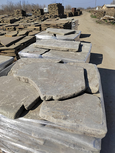 Kamenclub.ru: Песчаник пластушка галтованная светло-серая (3,0 см)  купить в Ярославле песчаник светло-серый, серый ландшафтный камень рваный колотый 21000 руб/м3   фото КАМЕНЬ КЛУБ