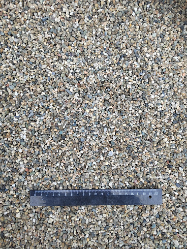 Kamenclub.ru: Галька речная окат (серая) фр.3-5 мм купить  в Ярославле галька речная серая бежевый темно-серый окатанный речной камень округлый 9500 руб/т   фото КАМЕНЬ КЛУБ