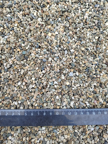 Kamenclub.ru: Галька речная окат (серая) фр.3-5 мм купить  в Ярославле галька речная серая бежевый темно-серый окатанный речной камень округлый 9500 руб/т   фото КАМЕНЬ КЛУБ