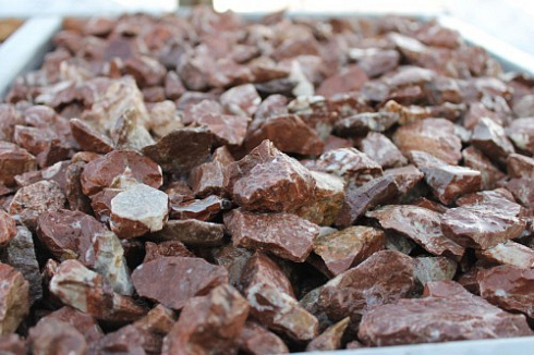 Kamenclub.ru: Мраморная крошка (щебень крошка розовый) фр. 20-40 мм.  купить в Ярославле мрамор розовый, красный мраморная крошка декоративная 11000 руб/т   фото КАМЕНЬ КЛУБ