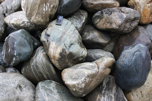 Kamenclub.ru: Речной валун Кабанчик фр.300-500 мм.  купить в Ярославле крупный природный камень галька серый, темно-серый речной валун галечник масштабный 7000 руб/т   фото КАМЕНЬ КЛУБ