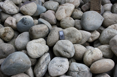 Kamenclub.ru: Темно-серый валунчик фр.100-300 мм.  купить в Ярославле крупный природный камень серый, темно-серый, светло-серый речная галька большого размера окатанная 4500 руб/т   фото КАМЕНЬ КЛУБ