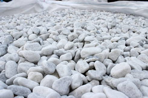 Kamenclub.ru: Мраморная крошка (щебень галтованный белый) фр.10-20 мм.  купить в Ярославле мрамор белый, молочный, айвори окатанный округлый декоративный ландшафтный щебень 17000 руб/т   фото КАМЕНЬ КЛУБ