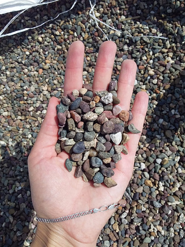 Kamenclub.ru: Галька речная окат цветная фр.5-10 мм. купить  в Ярославле галька речная белый, серый, красноватый, синий, темно-серый речная окатанная галька декоративная 6800 руб/т   фото КАМЕНЬ КЛУБ