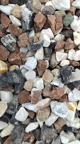 Kamenclub.ru: Мраморная крошка (щебень крошка микс : белый-черный-розовый) фр. 20-40 мм.  купить в Ярославле мрамор белый, черный, розовый декоративная ландшафтная крошка 12000 руб/т   фото КАМЕНЬ КЛУБ