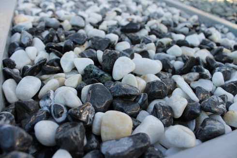 Kamenclub.ru: Мраморная крошка (щебень галтованный микс:белый-черный) фр.10-20 мм.  купить в Ярославле мрамор белый, черный окатанные округлые декоративные ландшафтные камни щебня 15500 руб/т   фото КАМЕНЬ КЛУБ