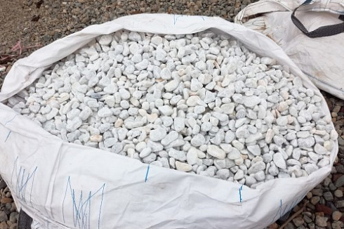 Kamenclub.ru: Мраморная крошка (щебень галтованный белый), фр.20-40 мм.  купить в Ярославле мрамор белый бежевый молочный мраморный щебень декоративный 17000 руб/т   фото КАМЕНЬ КЛУБ