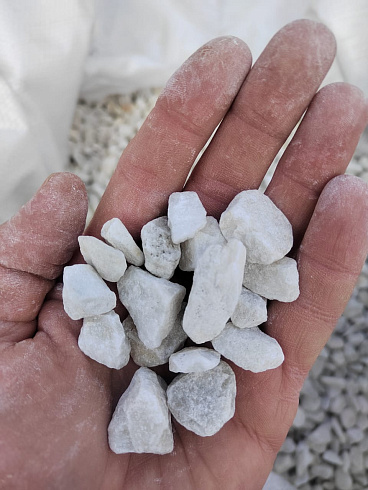 Kamenclub.ru: Мраморная крошка, щебень, цвет-белый, фр. 10-20 мм.  купить в Ярославле мрамор белый, молочный айвори каменная ландшафтная декоративная крошка шебня 12000 руб/т   фото КАМЕНЬ КЛУБ