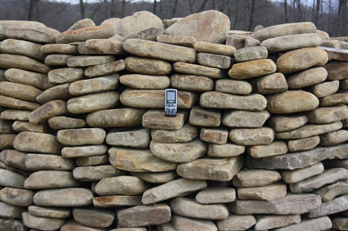 Kamenclub.ru: Песчаник для мощения дорожек, площадок, парковок ( фр 5-10 см)  купить в Ярославле песчаник  серый желтый коричневый рыжий песчаник оголтованный окатанный 6500 руб/т   фото КАМЕНЬ КЛУБ