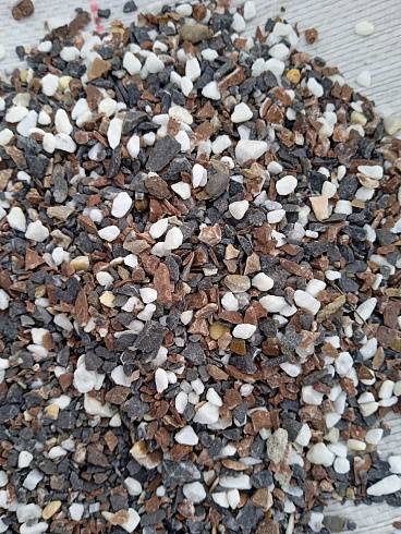 Kamenclub.ru: Мраморная крошка (щебень крошка микс : белый-черный-розовый) фр. 3-5 мм.  купить в Ярославле мрамор белый, черный, розовый, разноцветный мраморная каменная крошка декорвтивная 12000 руб/т   фото КАМЕНЬ КЛУБ