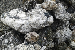 Kamenclub.ru: Черный гранит - кварцит фр. 500-1000 мм.  купить в Ярославле гранит кварцит черный серый белый скальный колотый валун 9750 руб/т   фото КАМЕНЬ КЛУБ