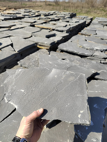 Kamenclub.ru: Песчаник пластушка светло-серый (2,0 см)  купить в Ярославле плитняк- ластушка светло-серый, серый рваный ландшафтный плитняк колотый 13800 руб/м3   фото КАМЕНЬ КЛУБ