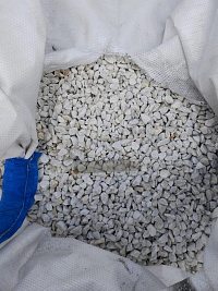 Kamenclub.ru: Мраморная крошка, щебень, цвет-белый, фр. 10-20 мм.  купить в Ярославле мрамор белый, молочный айвори каменная ландшафтная декоративная крошка шебня 12000 руб/т   фото КАМЕНЬ КЛУБ