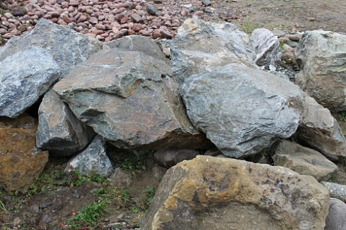 Kamenclub.ru: Змеевик скальник фр. 500-1500 мм.  купить в Ярославле змеевик зеленый серый черный глыба скальная колотая 7500 руб/т   фото КАМЕНЬ КЛУБ