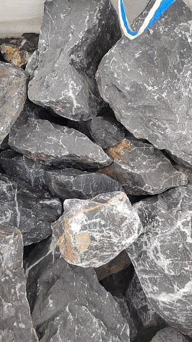 Kamenclub.ru: Черный мрамор скальник фр. 100-500 мм.  купить в Ярославле мрамор черный белый серый крупный колотый валун ландшафтный 8500 руб/т   фото КАМЕНЬ КЛУБ