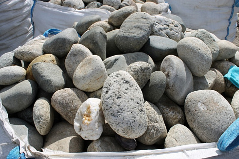 Kamenclub.ru: Речной валун (Ассорти) фр.100-300 мм.  купить в Ярославле галечник серый, темно-серый, светло-серый речная галька крупных размеров 4200 руб/т   фото КАМЕНЬ КЛУБ