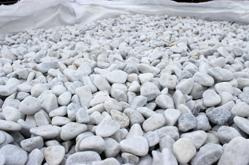 Kamenclub.ru: Мраморная крошка (щебень галтованный белый) фр.10-20 мм.  купить в Ярославле мрамор белый, молочный, айвори окатанный округлый декоративный ландшафтный щебень 17000 руб/т   фото КАМЕНЬ КЛУБ