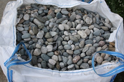 Kamenclub.ru: Галька речная окат (ассорти) фр. 50-100 мм. купить  в Ярославле галька природная округлая серая белая черная серая коричневая синяя галька речная окатанная округлая 6200 руб/т   фото КАМЕНЬ КЛУБ