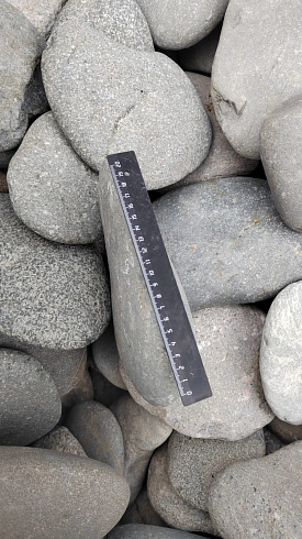 Kamenclub.ru: Галька речная плоская (темно-серая) фр. 70-150 мм. купить  в Ярославле галечник природный темно-серый серый синий речная плоская природная окатанная  9000 руб/т   фото КАМЕНЬ КЛУБ