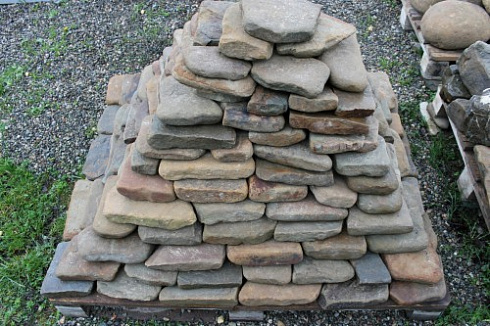 Kamenclub.ru: Песчаник галтованный для облицовки (фр. 2-5 см)  купить в Ярославле песчник рыжий желтый серый песчаник окатанный речной 6 000 руб/т   фото КАМЕНЬ КЛУБ