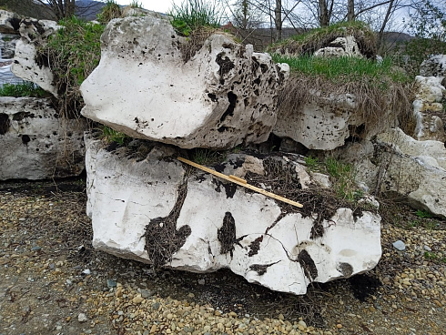 Kamenclub.ru: Выветренный известняк (степной) фр. 500-1500 мм.  купить в Ярославле    10000 руб/т   фото КАМЕНЬ КЛУБ