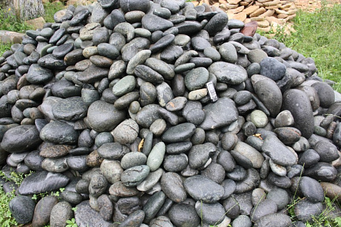 Kamenclub.ru: Темно-серый валунчик фр.100-300 мм.  купить в Ярославле крупный природный камень серый, темно-серый, светло-серый речная галька большого размера окатанная 4500 руб/т   фото КАМЕНЬ КЛУБ