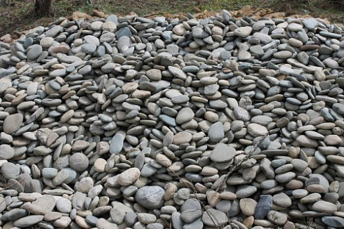 Kamenclub.ru: Галька речная плоская (ассорти) фр. 100-200-300 мм купить  в Ярославле галька галечник природный серый, белый темно-серый синий рыжий светло-серый природная галька плоская крупная 8000 руб/т   фото КАМЕНЬ КЛУБ