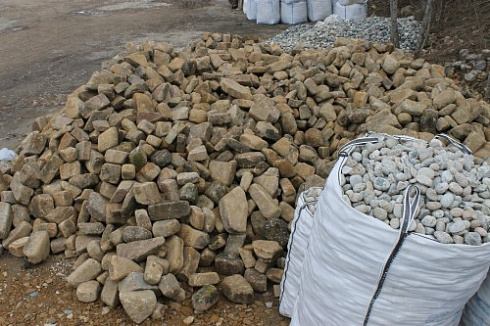 Kamenclub.ru: Песчаник для строительства и кладки блочный (фр 100-200 мм)  купить в Ярославле песчаник бежевый серый рыжий валун мелкий для строительства песчаник 6500 руб/т   фото КАМЕНЬ КЛУБ