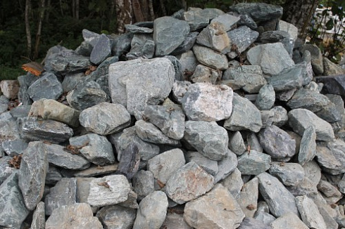 Kamenclub.ru: Гранит скальник (серо-зеленый) фр. 100-500 мм.  купить в Ярославле гранит зеленый, серый, салатовый крупный ландшафтный валун 6 000 руб/т   фото КАМЕНЬ КЛУБ